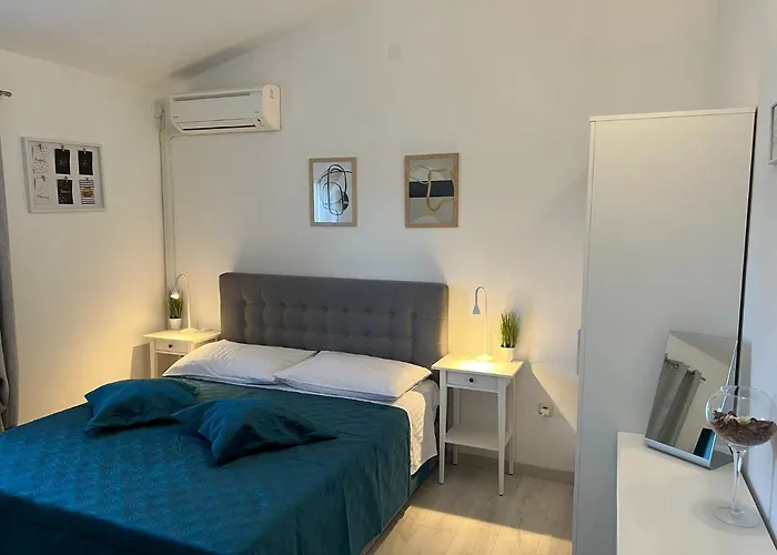 Πανσιόν And Lorena 236 Ρόβινι