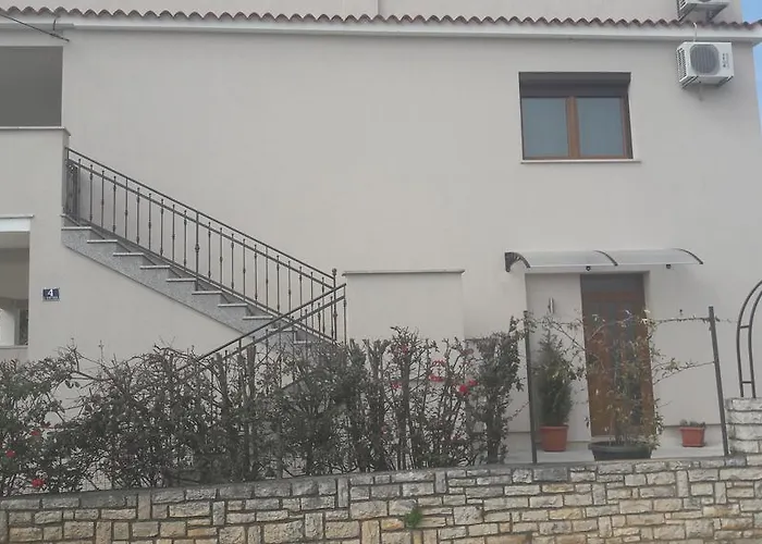 Πανσιόν And Lorena 236 3*