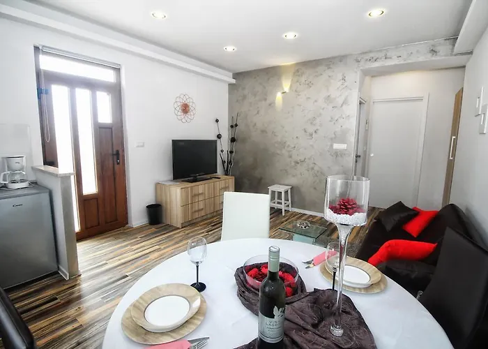 Πανσιόν And Lorena 236 Ρόβινι